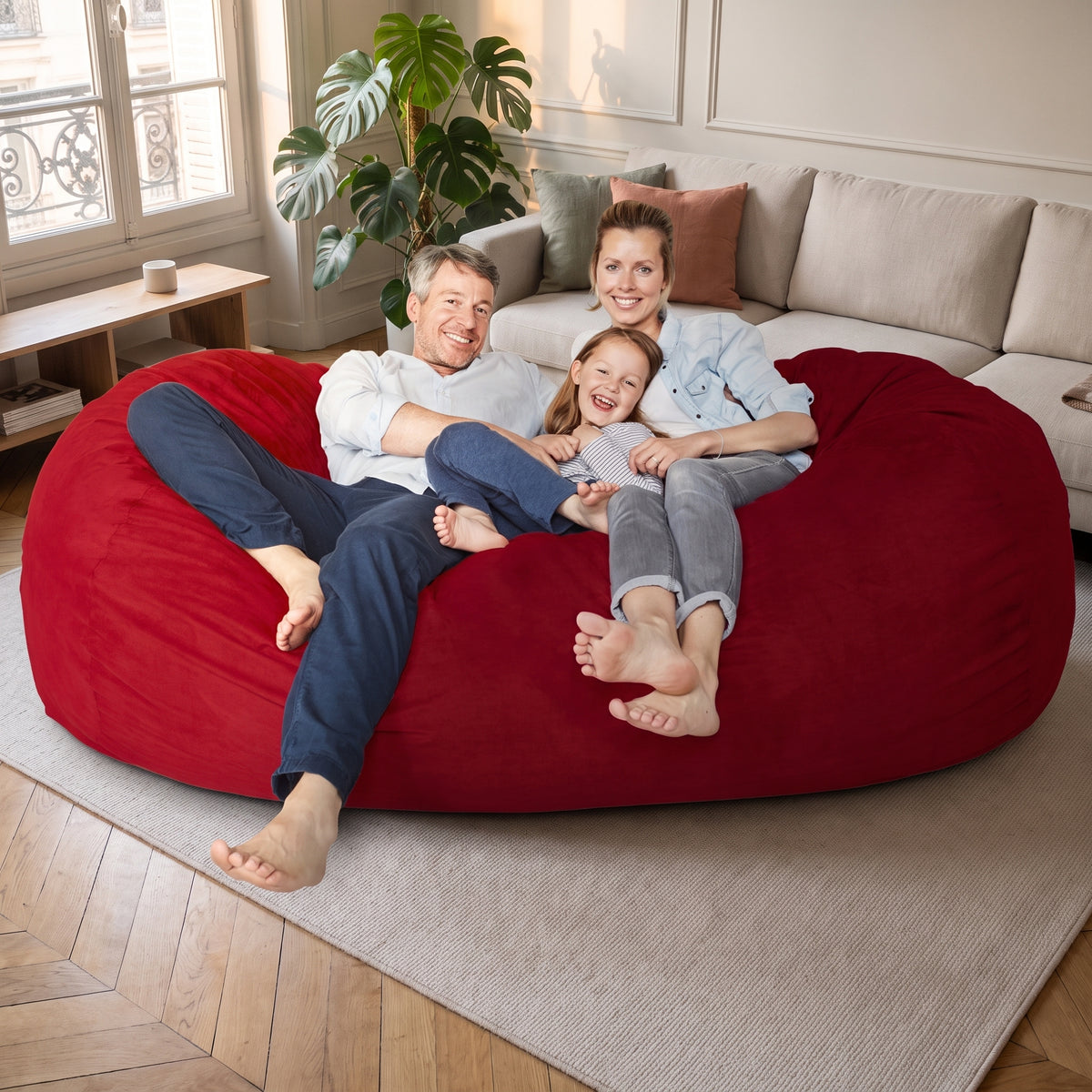 Housse de pouf immense rouge posée au sol du salon