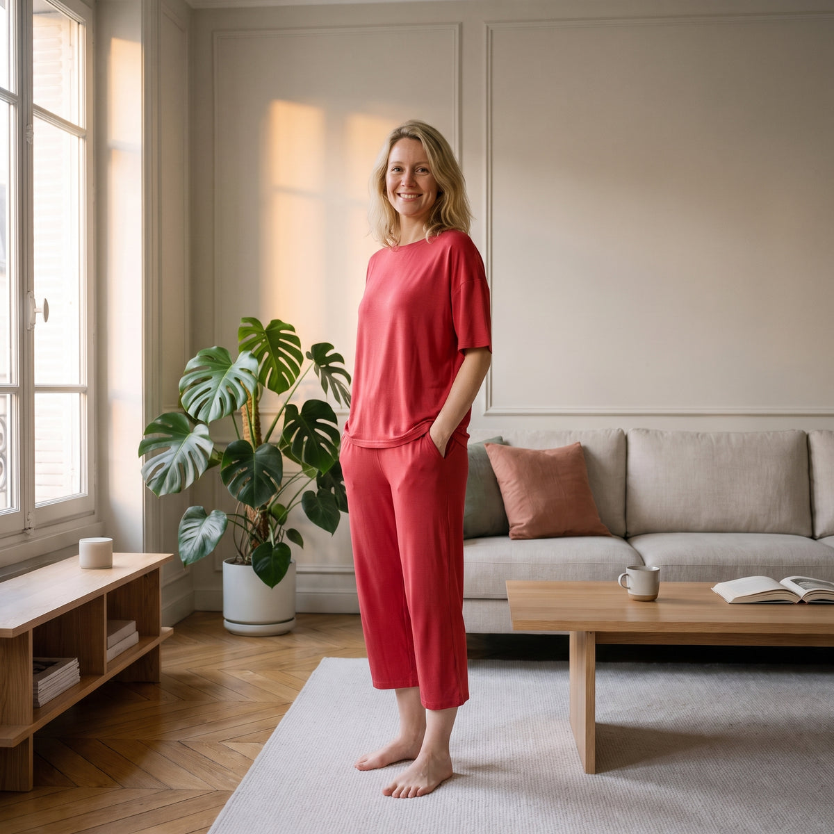 Ensemble d'intérieur en viscose rouge porté par une femme