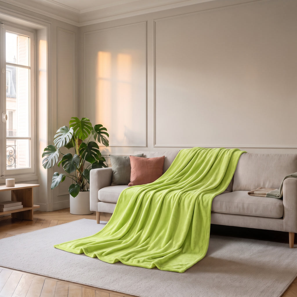 Plaid en flanelle vert jeté sur un canapé