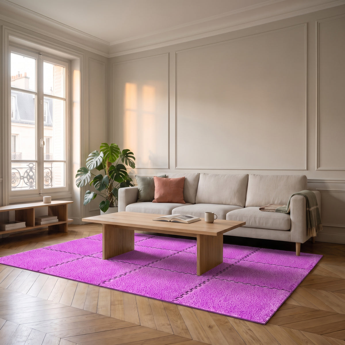 Carrés de tapis en mousse violet clair emboîtés dans un salon