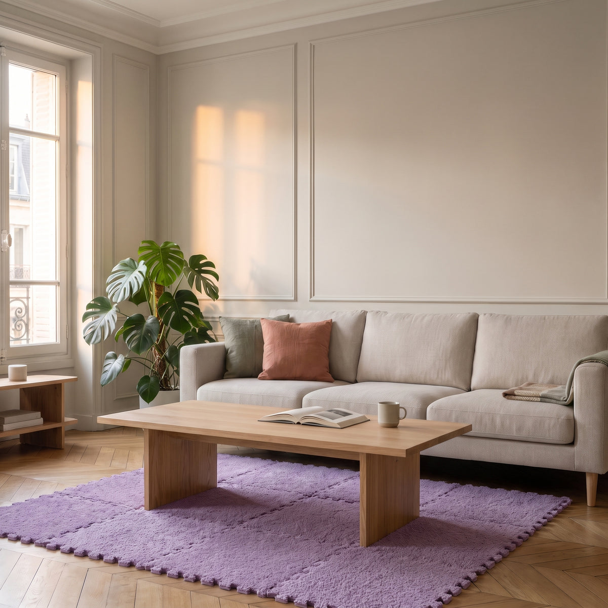 Carrés de tapis en mousse violet foncé emboîtés dans un salon