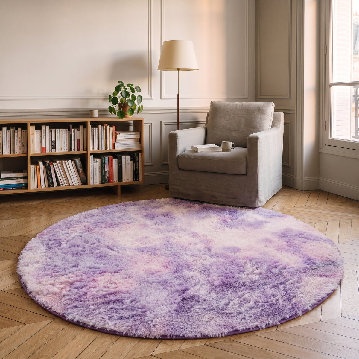 Tapis rond à poils longs coloris Violet, posé devant le fauteuil d'un coin lecture