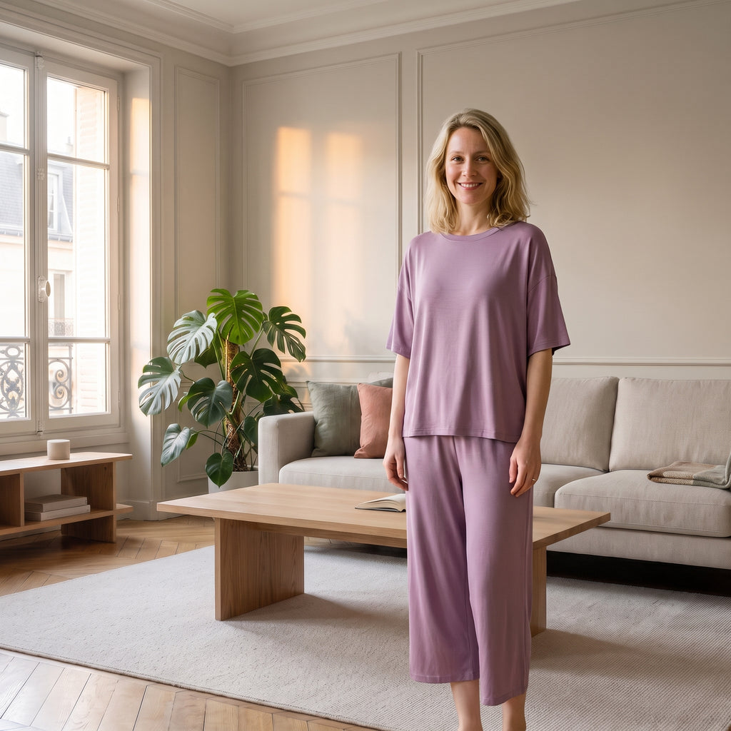 Ensemble d'intérieur en viscose violet porté par une femme