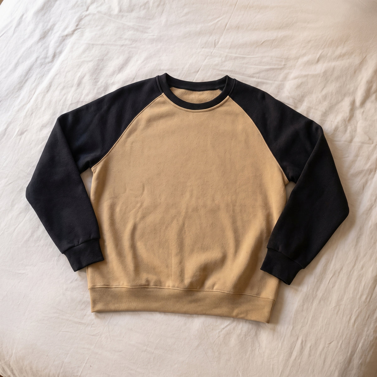 Sweat homme bicolore, Col rond beige et noir, posé à plat