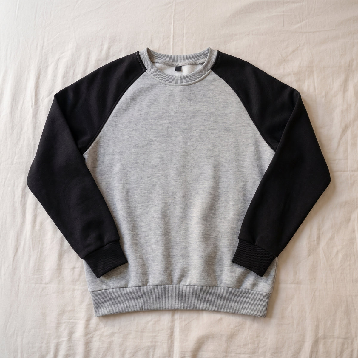 Sweat homme bicolore, Col rond gris et noir, posé à plat
