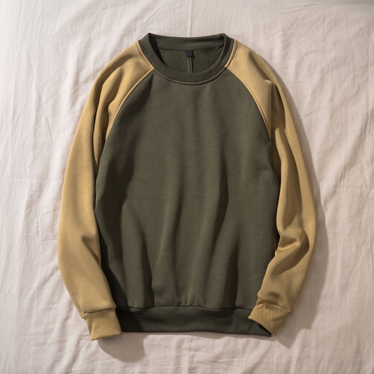 Sweat homme bicolore, Col rond kaki et beige, posé à plat