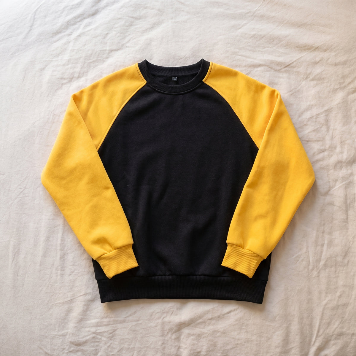 Sweat homme bicolore, Col rond noir et jaune, posé à plat