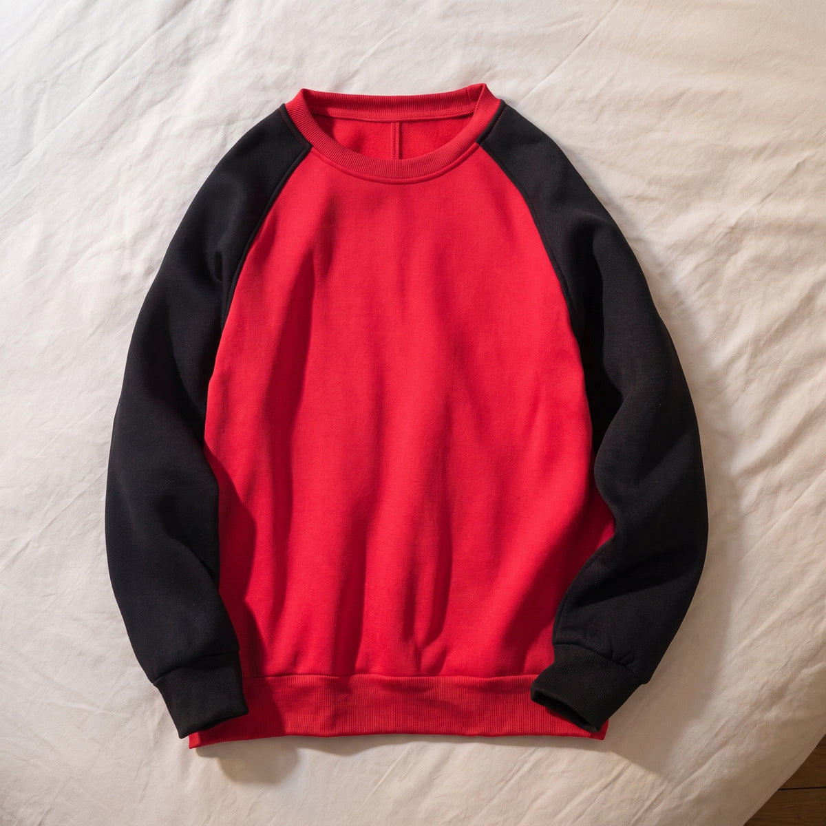 Sweat homme bicolore, Col rond rouge et noir, posé à plat