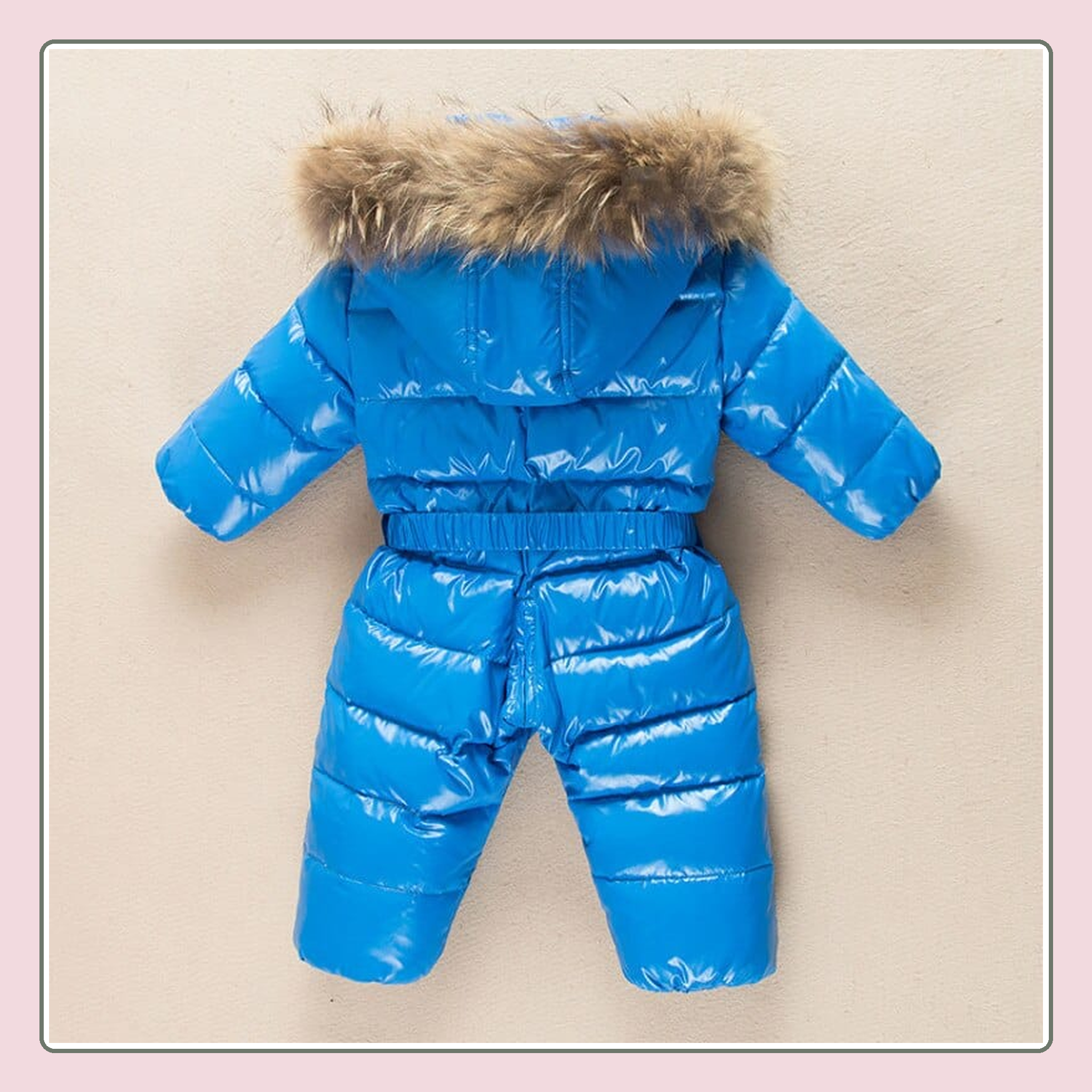 Dos matelassé et capuche bordée de la combinaison bébé bleu royal Image