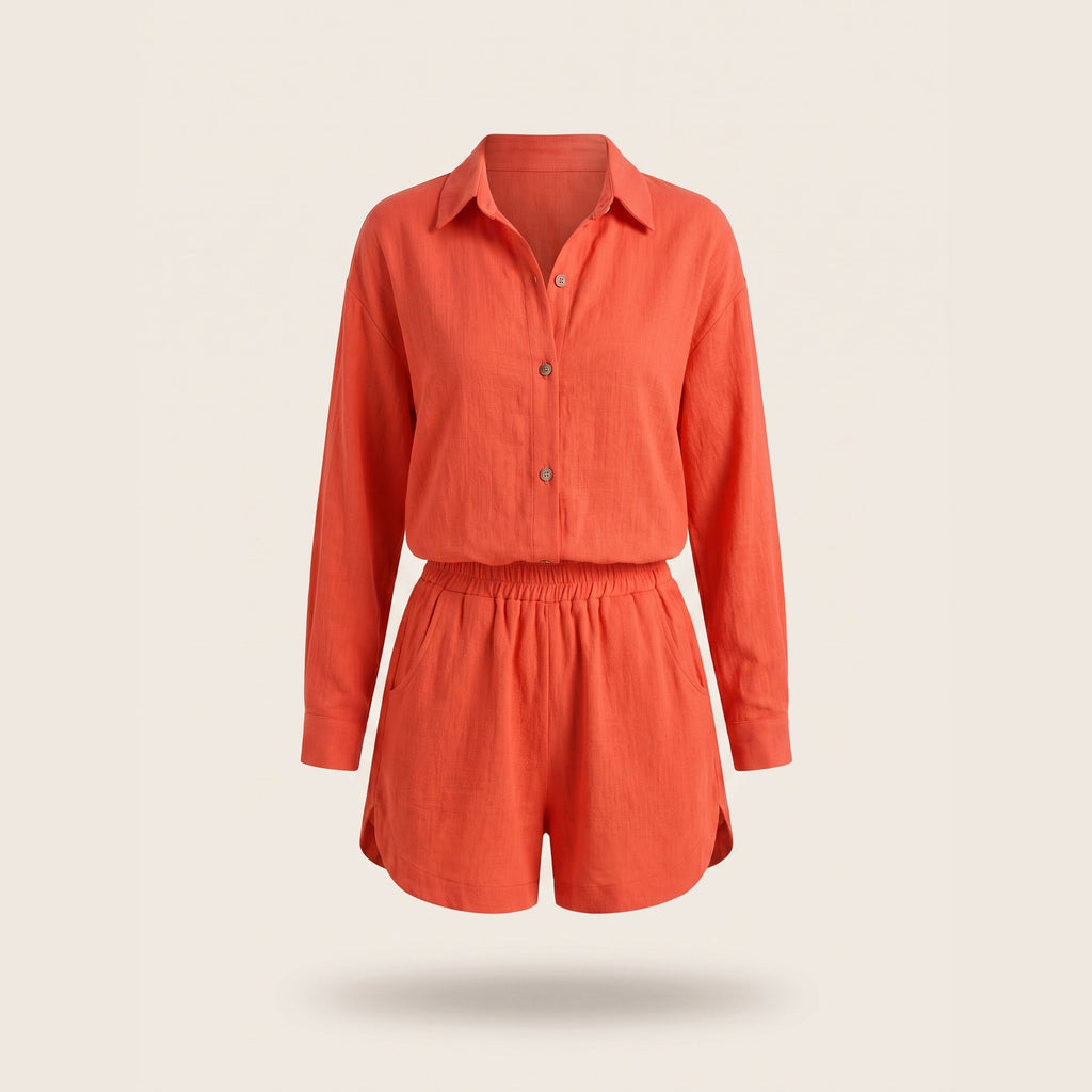 Ensemble chemise et short corail présenté sur mannequin invisible, carré.