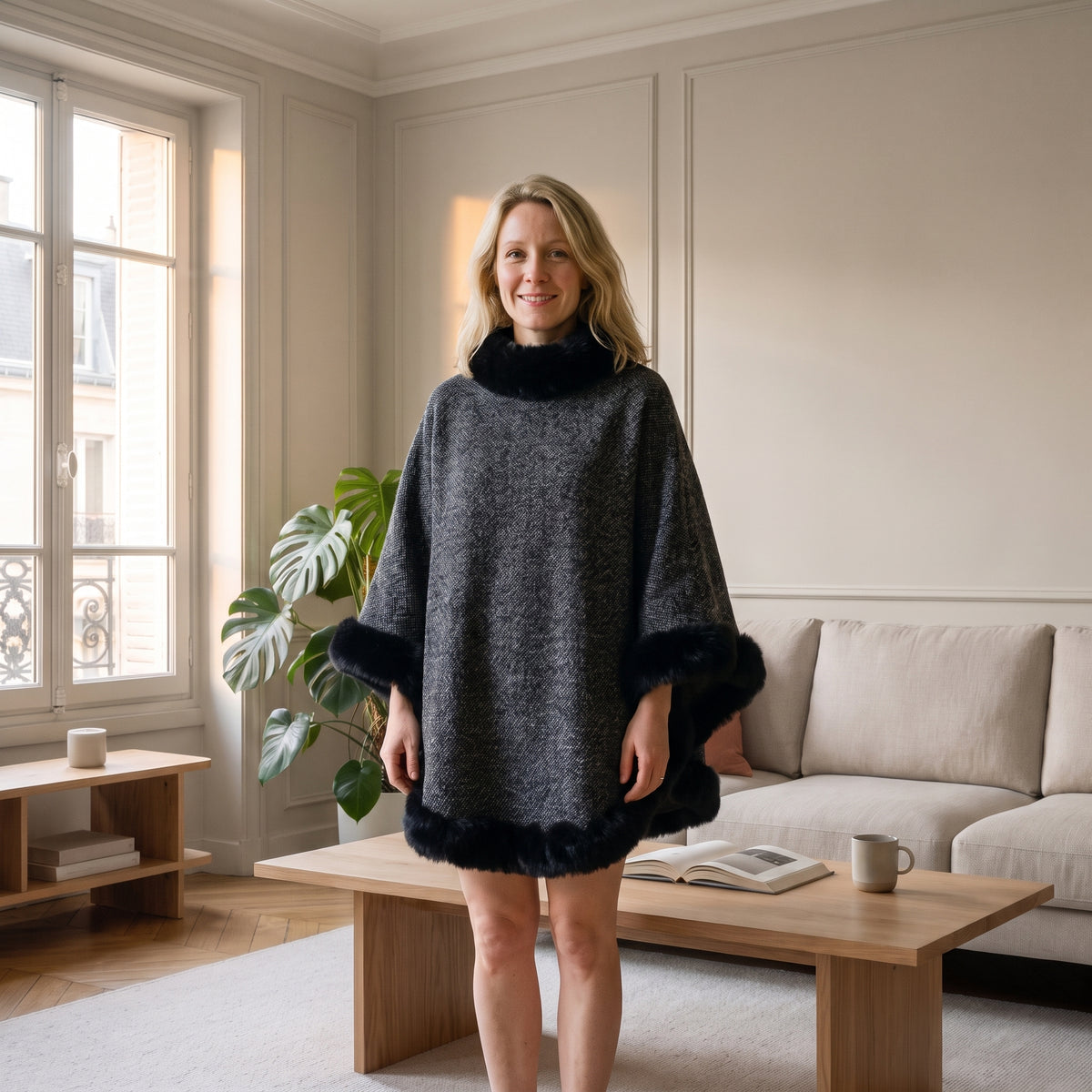 Poncho femme épais bleu porté dans un salon lumineux