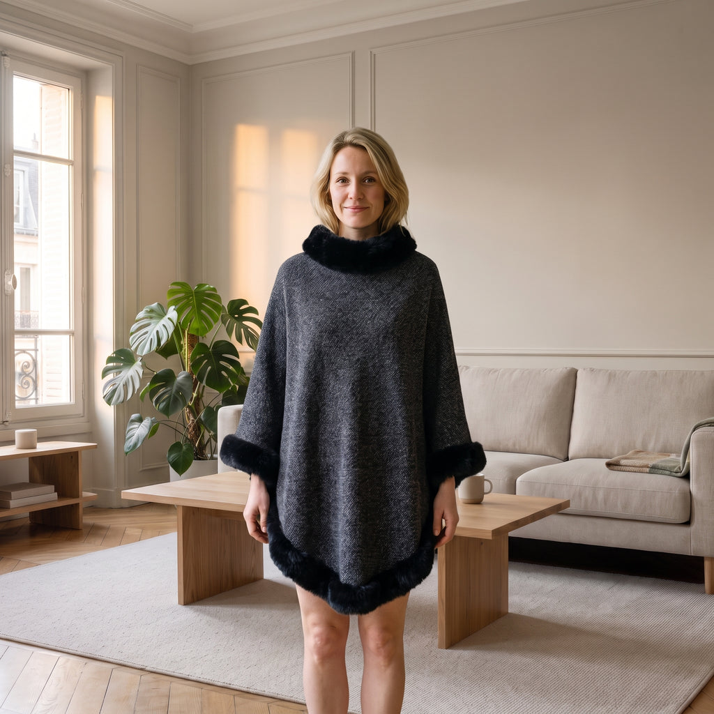 Poncho femme épais gris foncé porté dans un salon lumineux