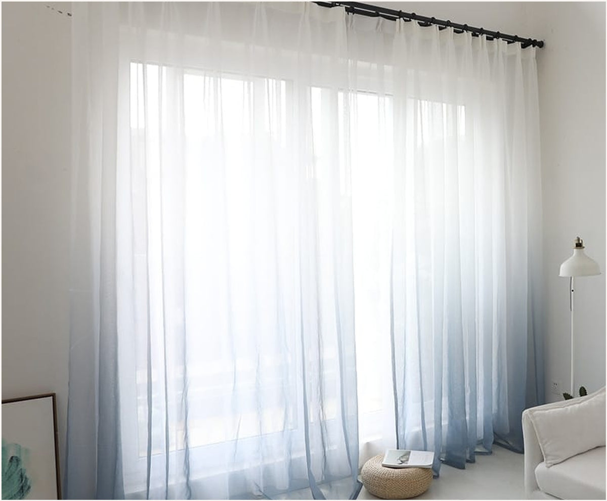 Rideau tulle degrade gris ferme devant une fenetre entiere