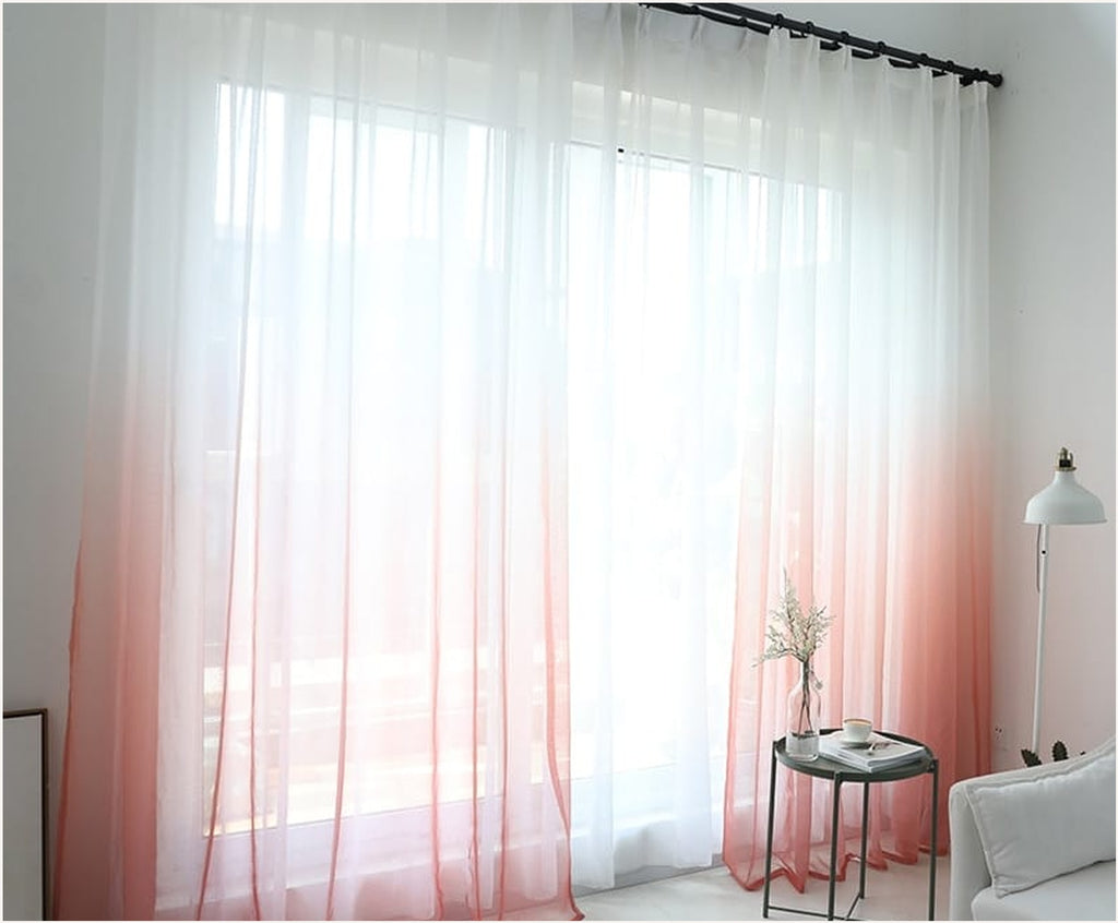 Rideau tulle degrade rose ferme devant une fenetre entiere