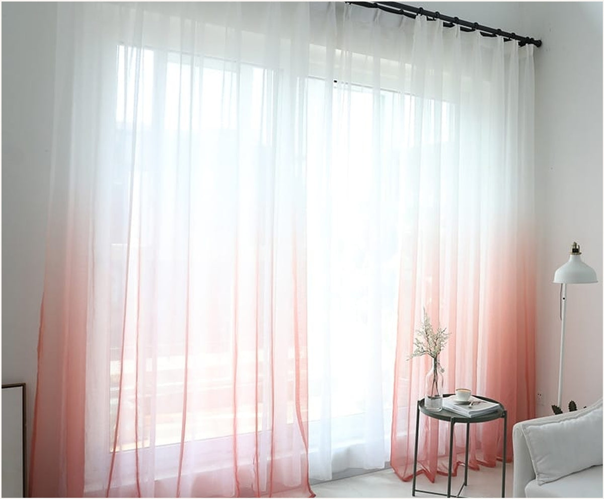 Rideau tulle degrade rose ferme devant une fenetre entiere