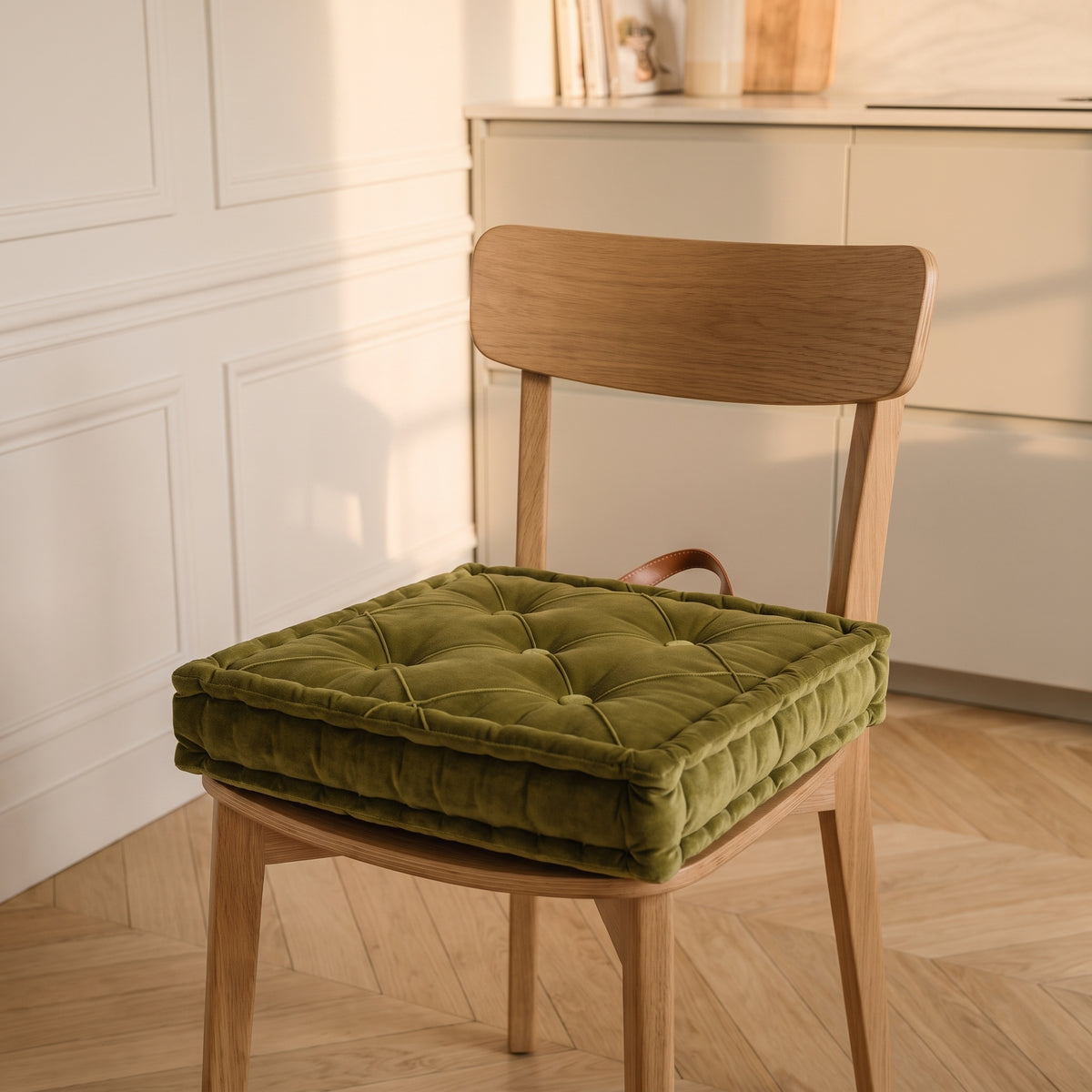 Le coussin de sol posé à plat sur une chaise en bois Image