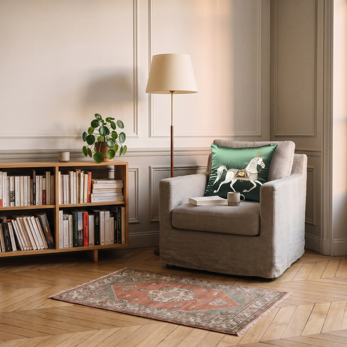 Coussin cheval oriental vert posé dans un fauteuil de lecture Image