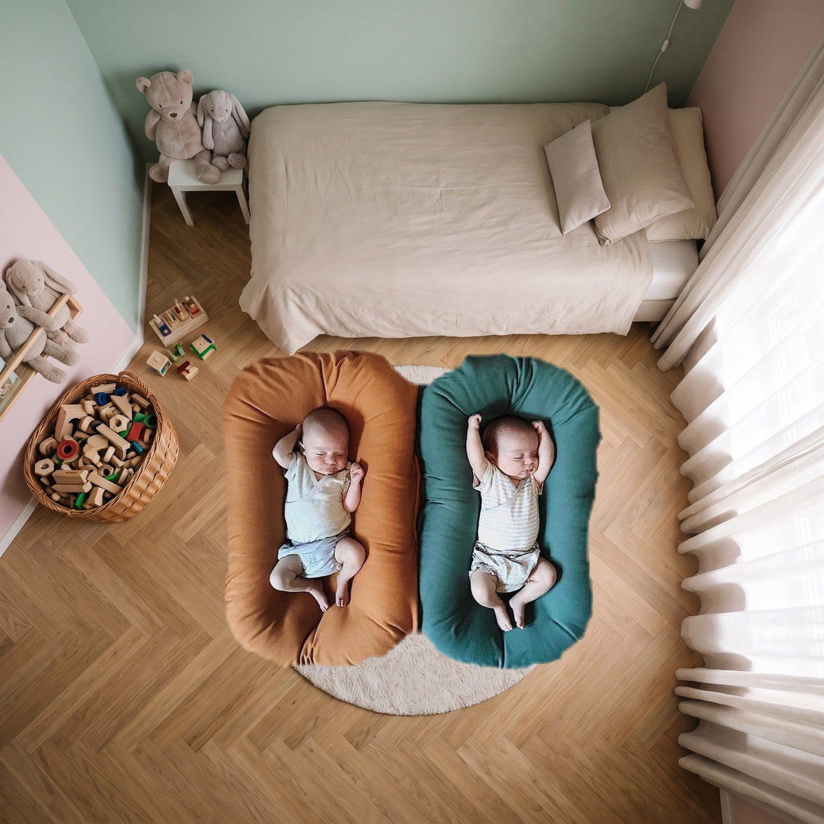 Deux bébés installés dans des coussins cocon marron et vert sur le tapis d’une chambre d’enfant Image