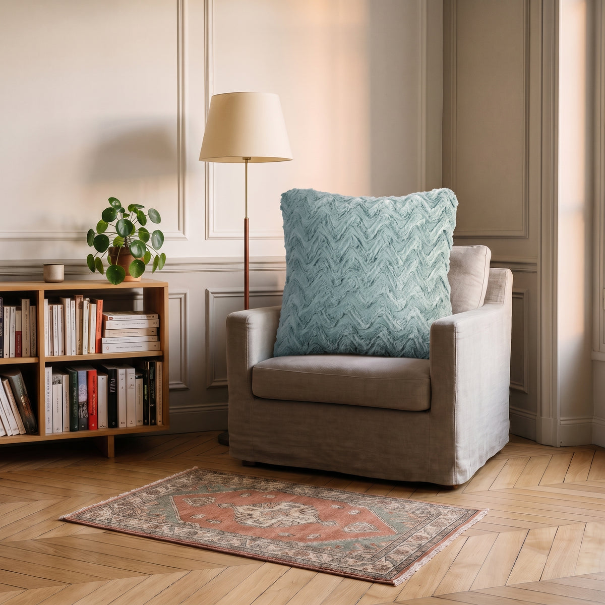 Coussin en coton vert d'eau à poil long posé sur un fauteuil dans un salon clair Image