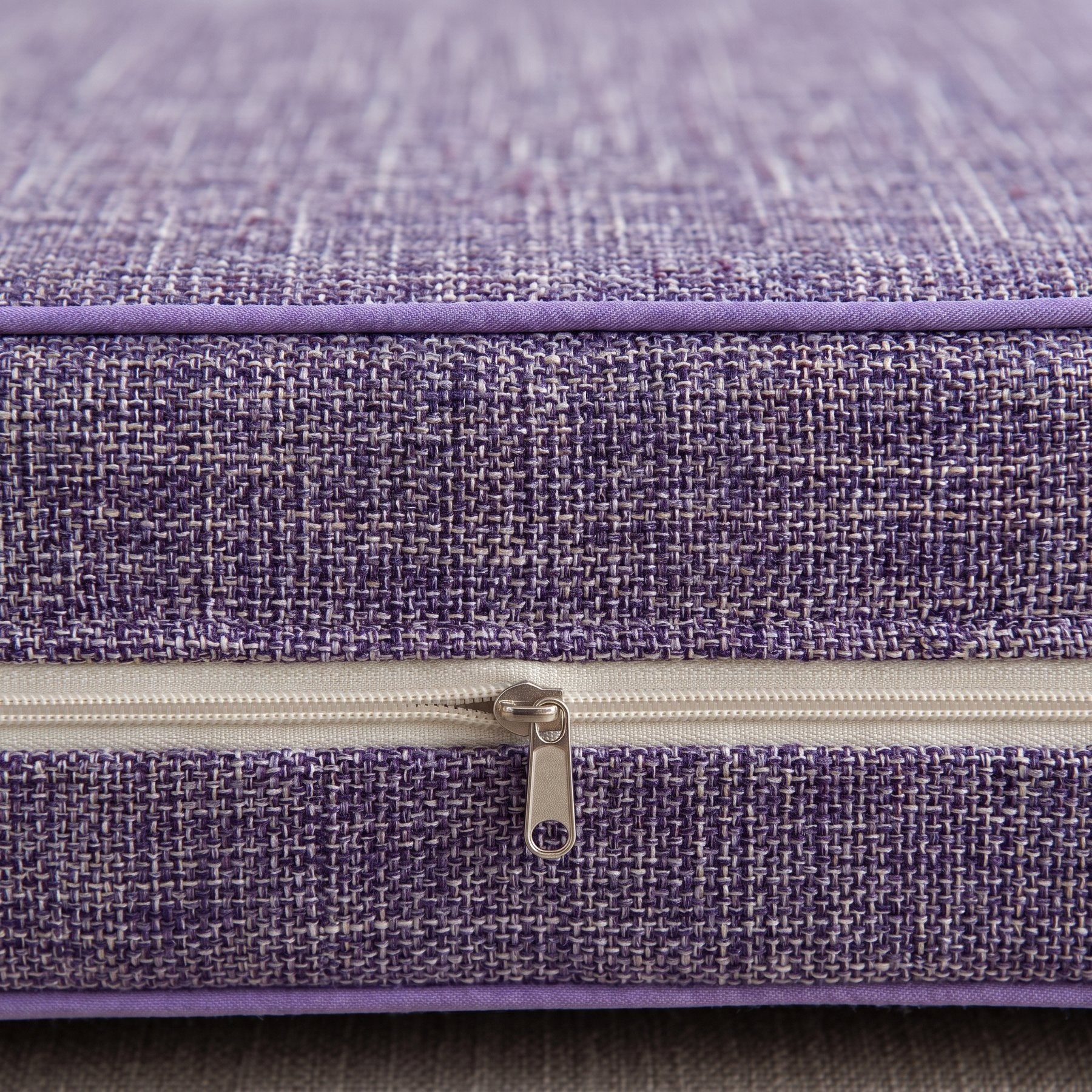 Fermeture à glissière et passepoil sur la tranche du coussin de sol violet Image
