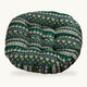 Coussin de sol rond capitonné à motif géométrique vert sur fond clair