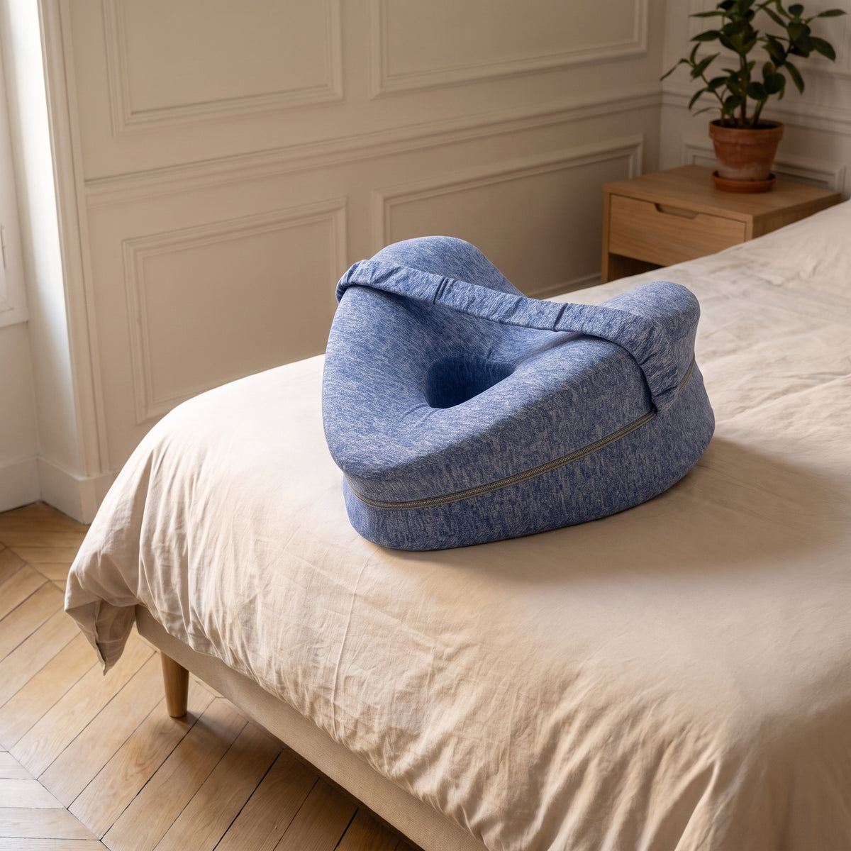 Coussin séparateur de genoux bleu dans une chambre lumineuse