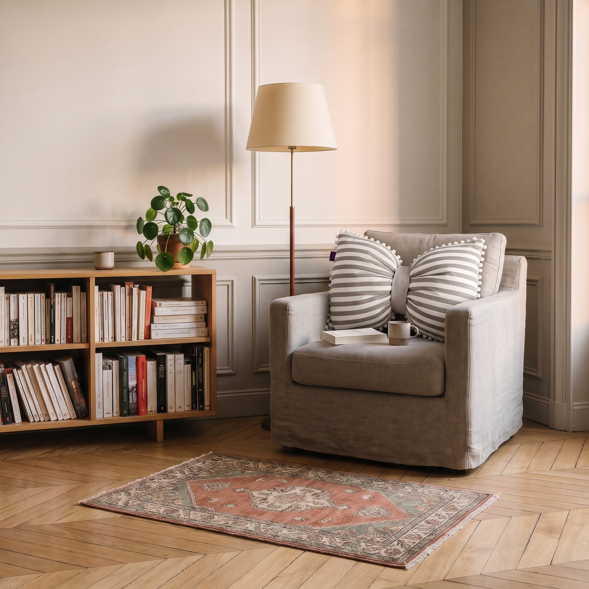 Coussin nœud papillon à rayures grises dans un fauteuil de lecture Image