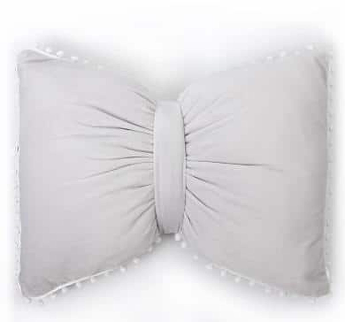 Coussin nœud papillon gris clair, posé sur un canapé gris
