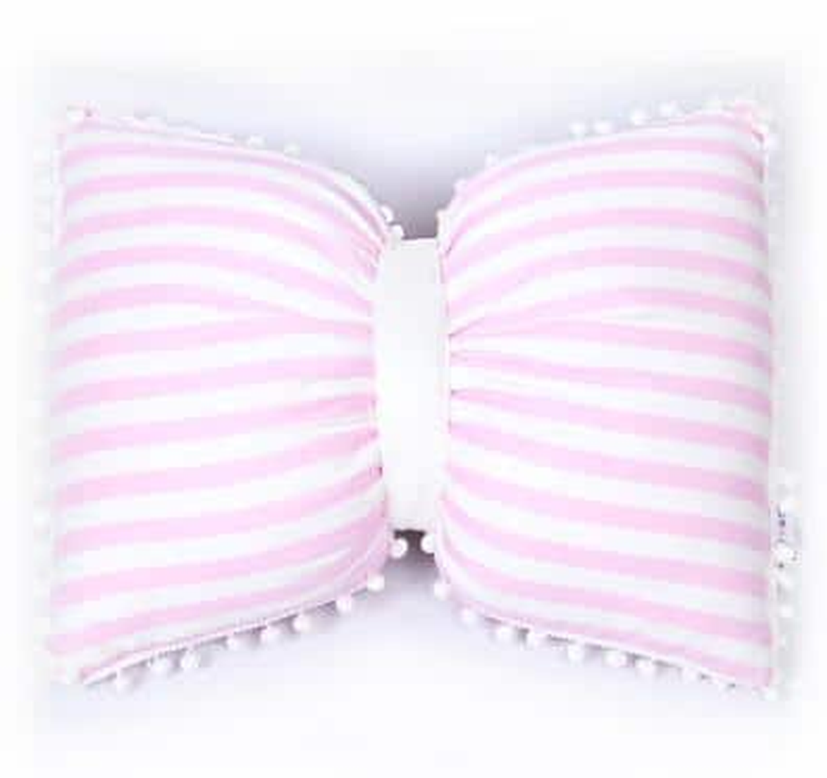 Coussin nœud papillon à rayures roses, posé sur un canapé gris
