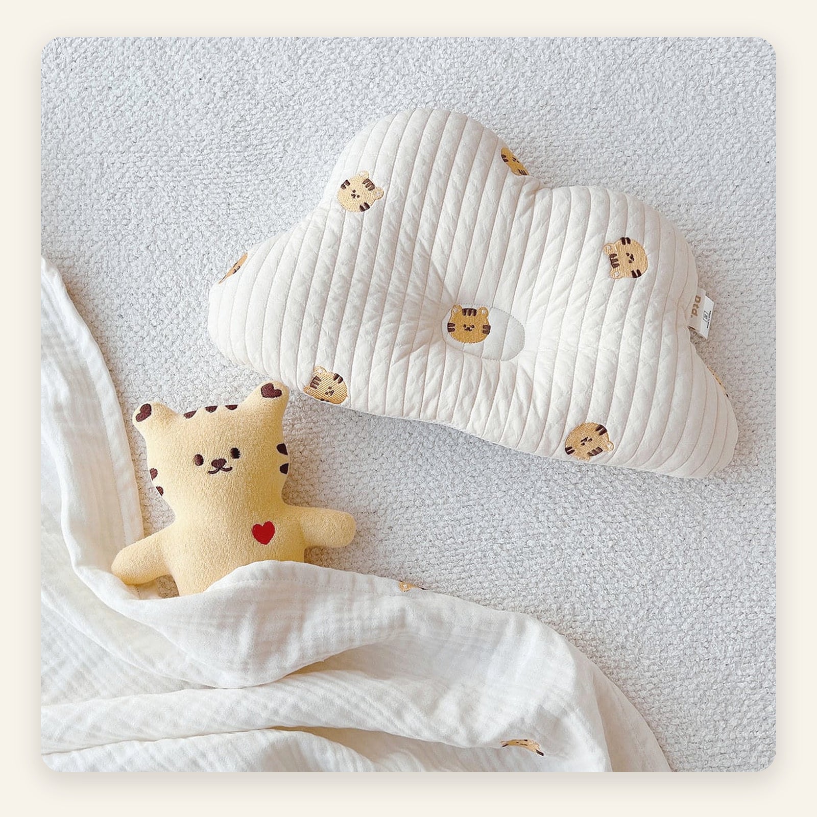 Détail matelassé du coussin nuage à motifs chats jaunes Image