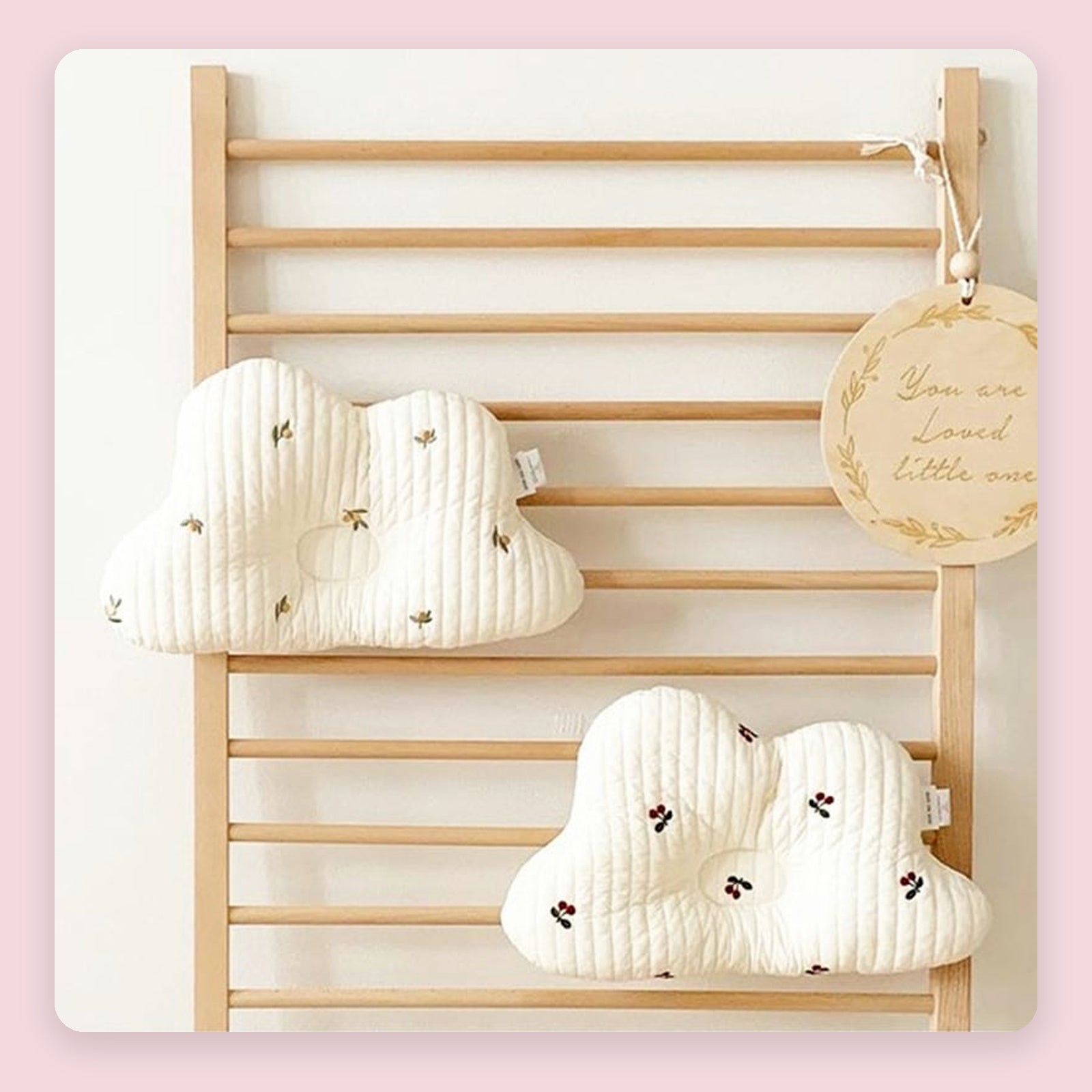 Deux coussins nuage à motifs dans une chambre d’enfant Image