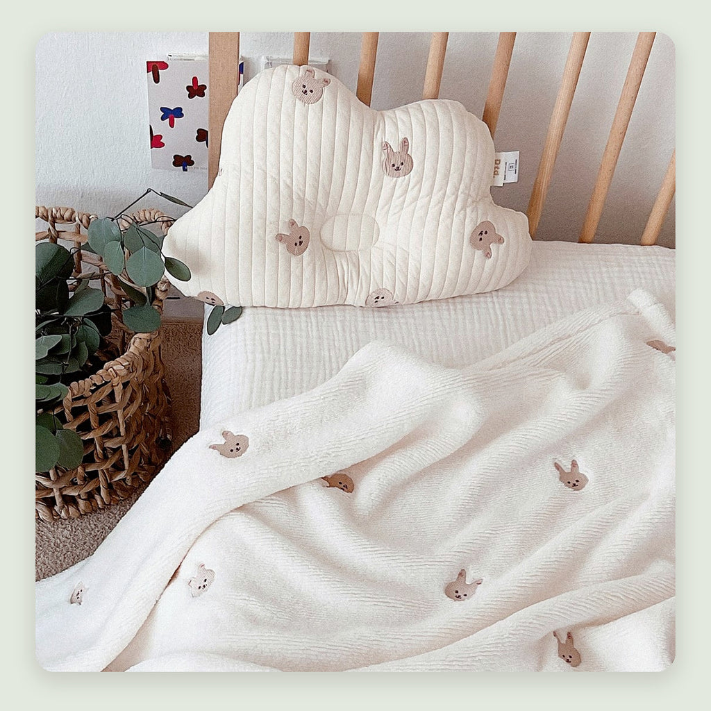 Coussin nuage modèle 1 dans une chambre d’enfant lumineuse