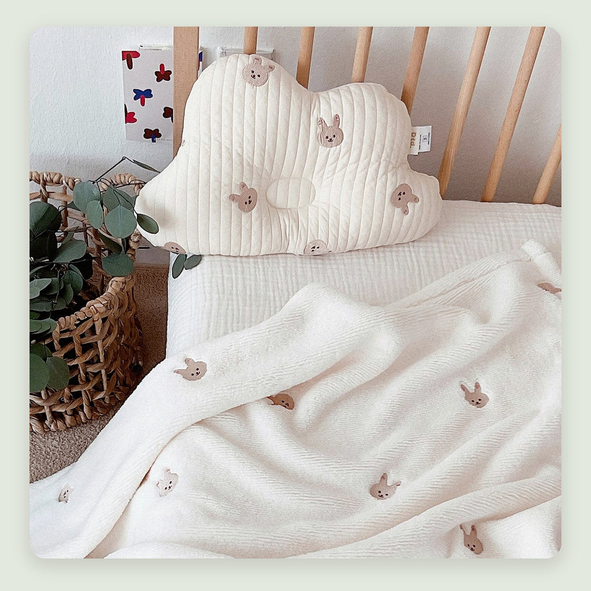 Coussin nuage modèle 1 dans une chambre d’enfant lumineuse