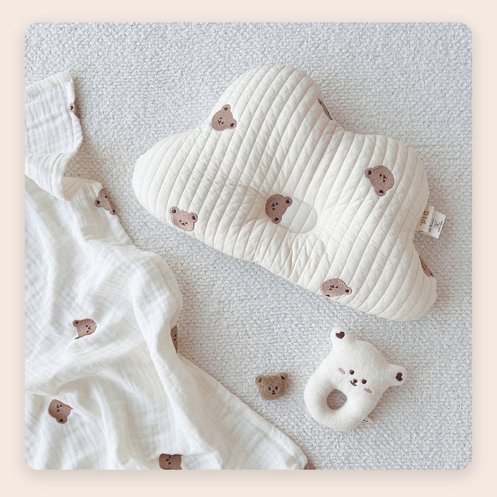 Coussin nuage blanc modèle 1 à motifs oursons bruns