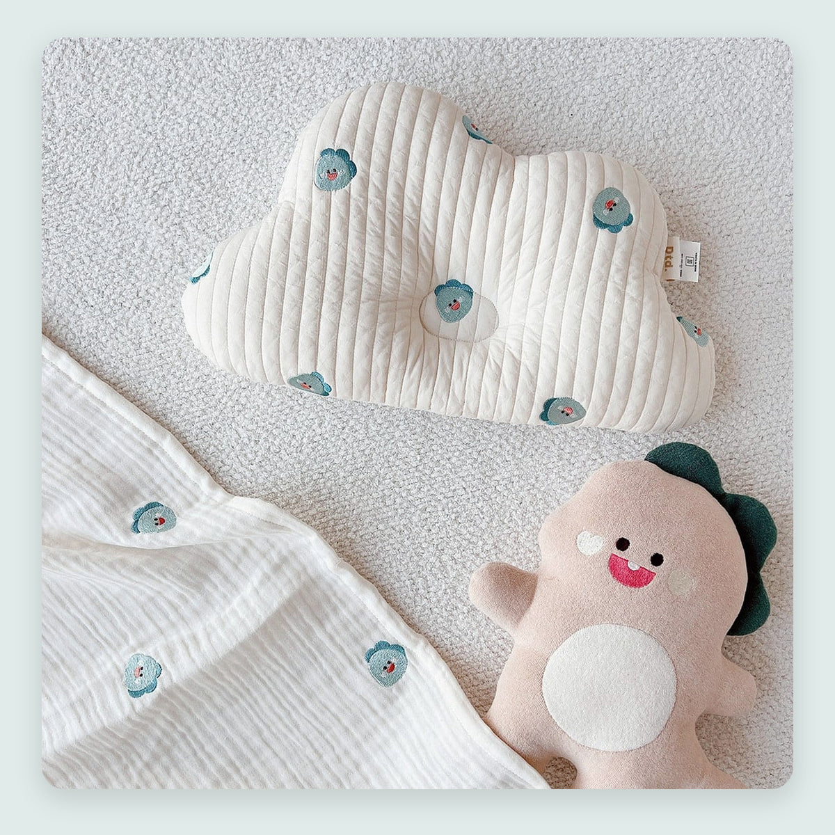 Coussin nuage blanc modèle 4 à petits motifs bleus