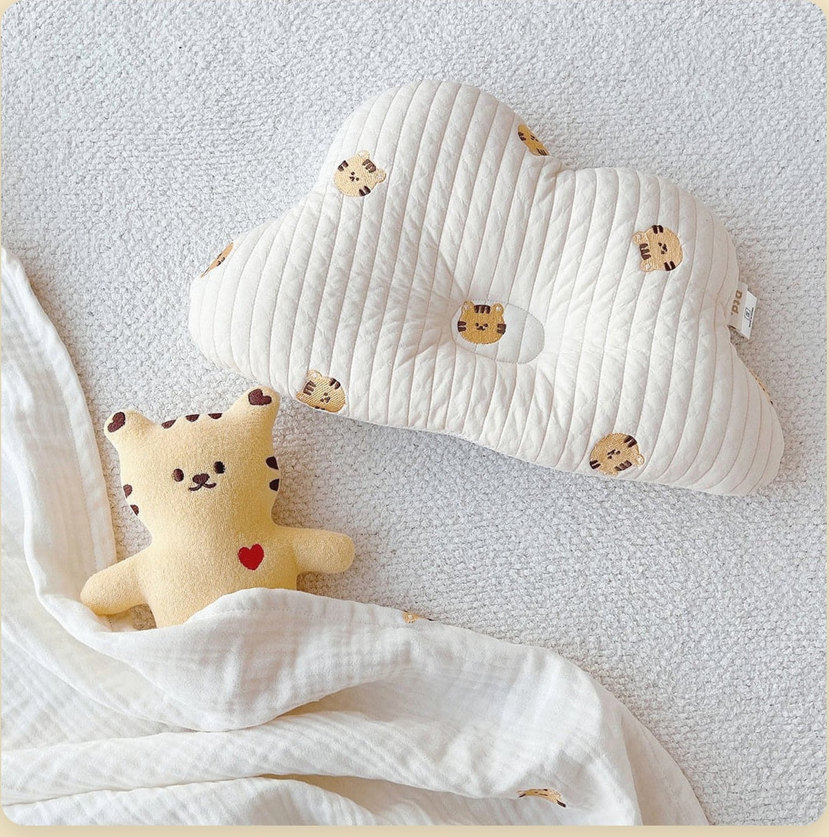 Coussin nuage blanc modèle 3 à motifs chats jaunes