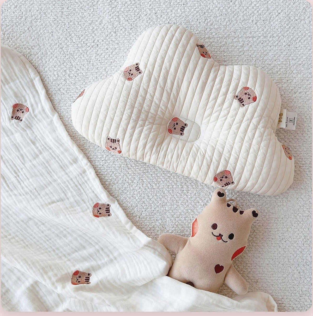 Coussin nuage blanc modèle 5 à motifs chats roses