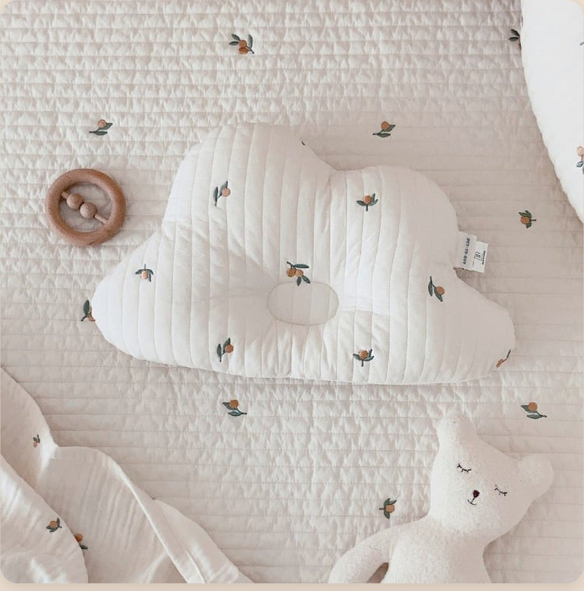 Coussin nuage blanc modèle 6 à motifs feuilles orange