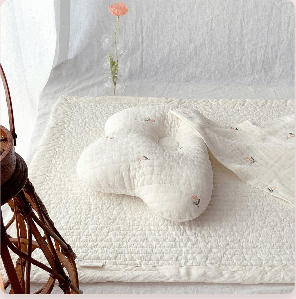 Détail du coussin nuage blanc modèle 7 à fleurs roses