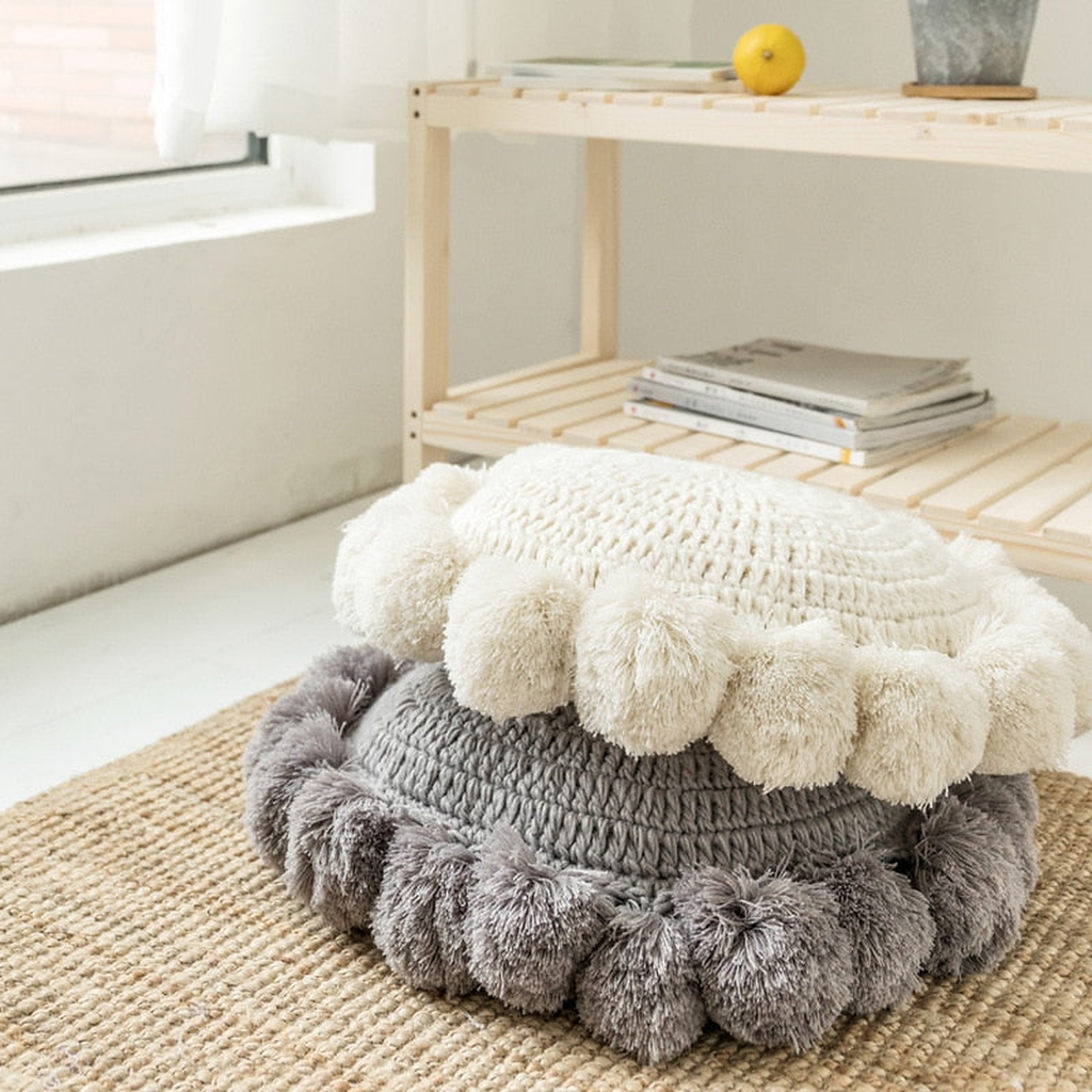 Coussin rond tricoté bordé de pompons, vue 2