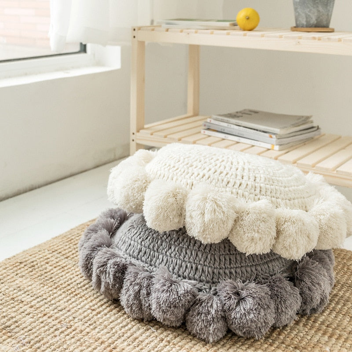 Coussin rond tricoté bordé de pompons, vue 2