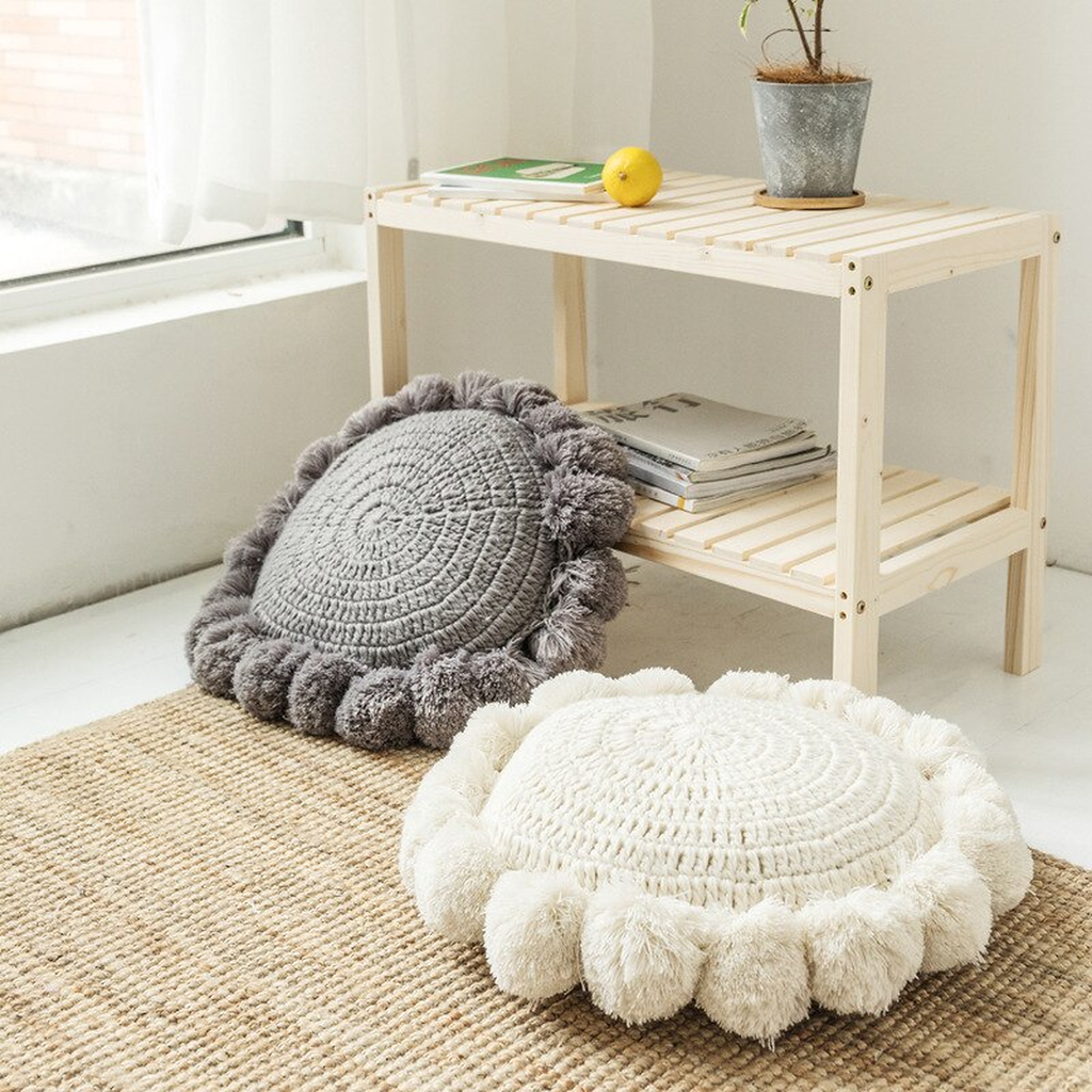 Coussin rond tricoté bordé de pompons, vue 3