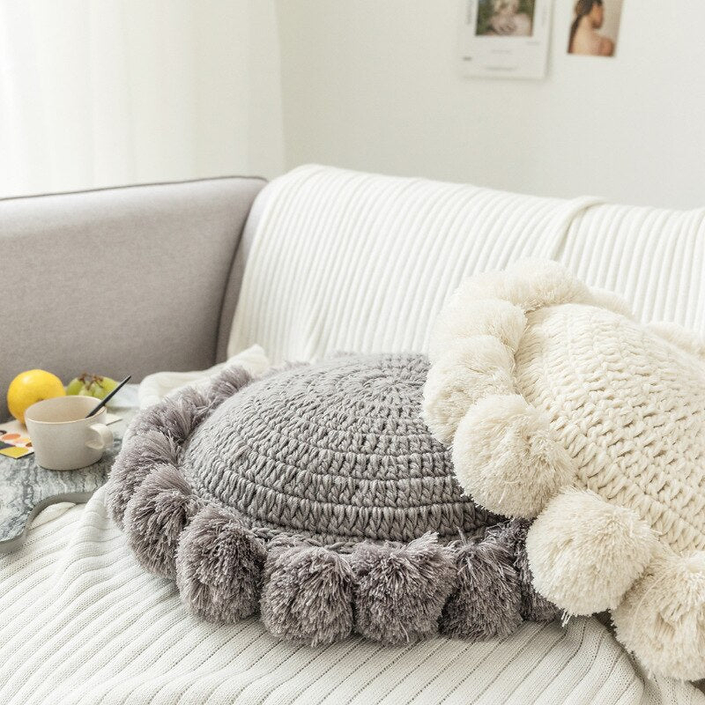 Coussin rond tricoté bordé de pompons, vue 4