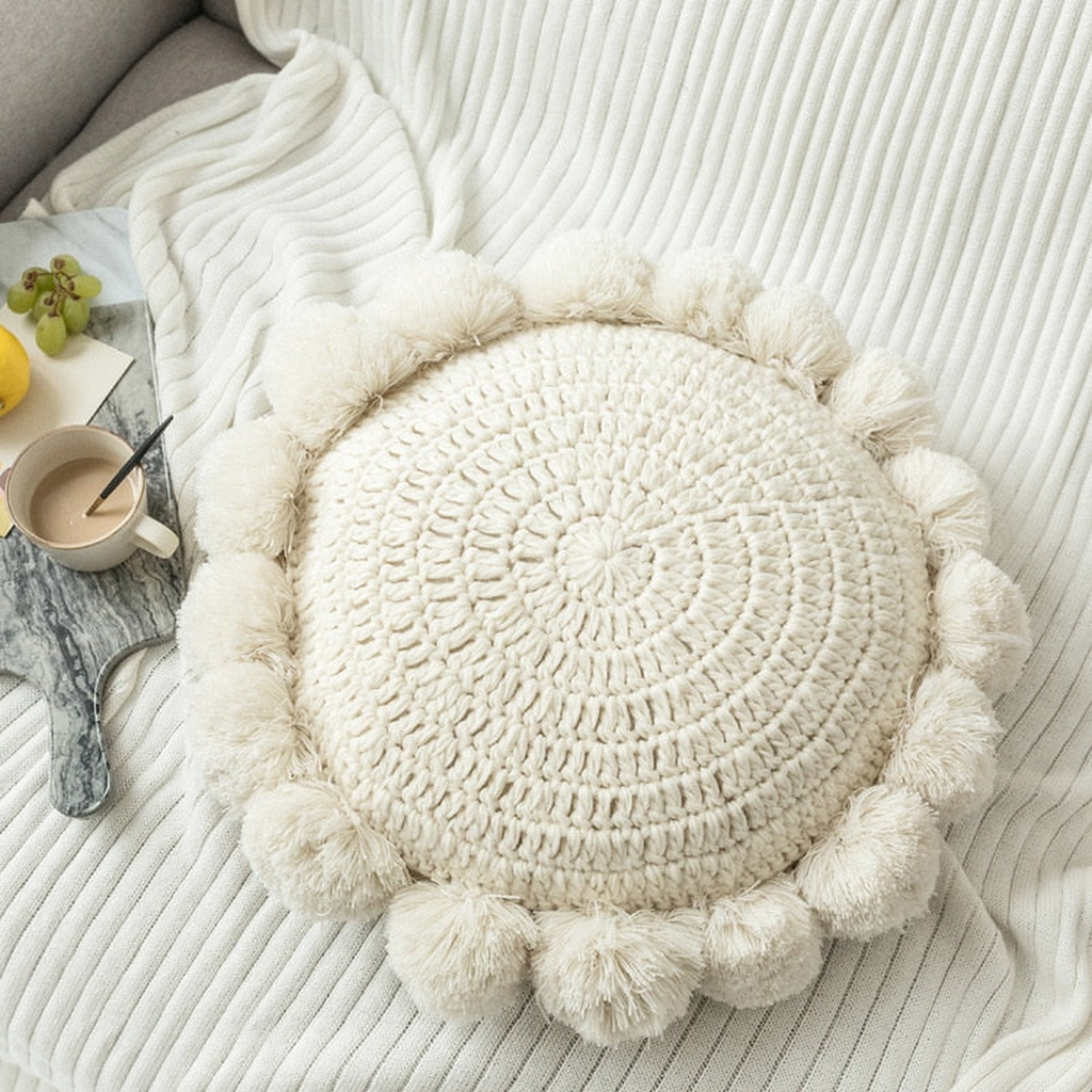 Coussin rond tricoté bordé de pompons, coloris Beige