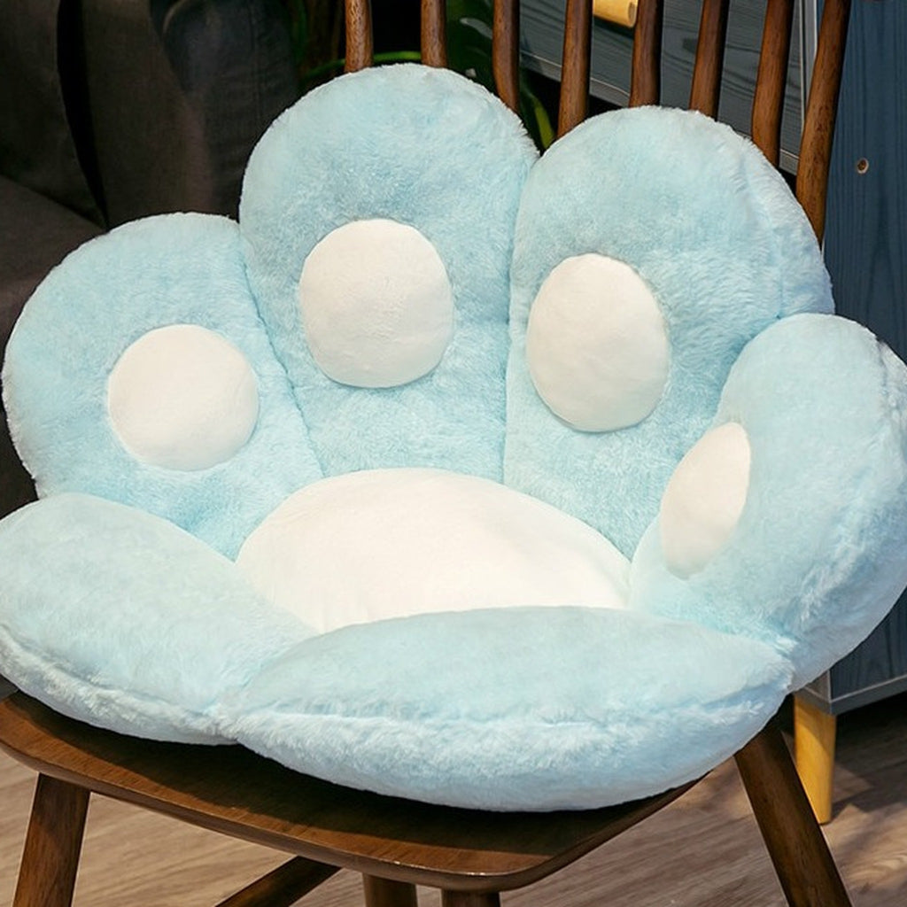 Coussin de sol patte de chat bleu de 45 cm posé sur une chaise en bois