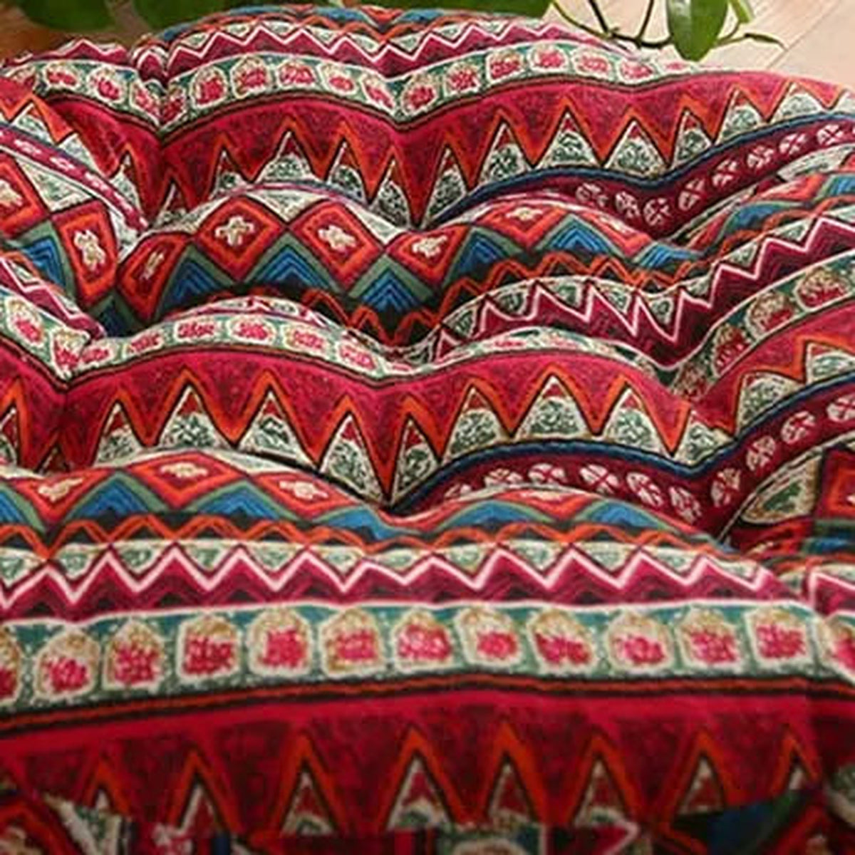 Détail du motif géométrique rouge sur le coussin de sol rond capitonné Image