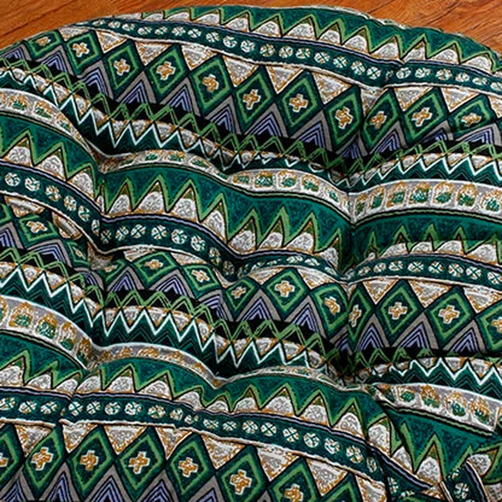 Détail du relief capitonné du coussin de sol rond à motif vert Image