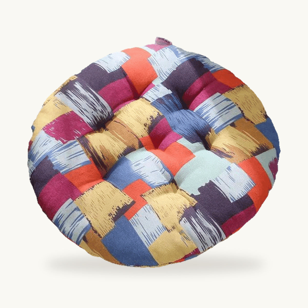 Coussin de sol rond capitonné à motif patchwork coloré sur fond clair