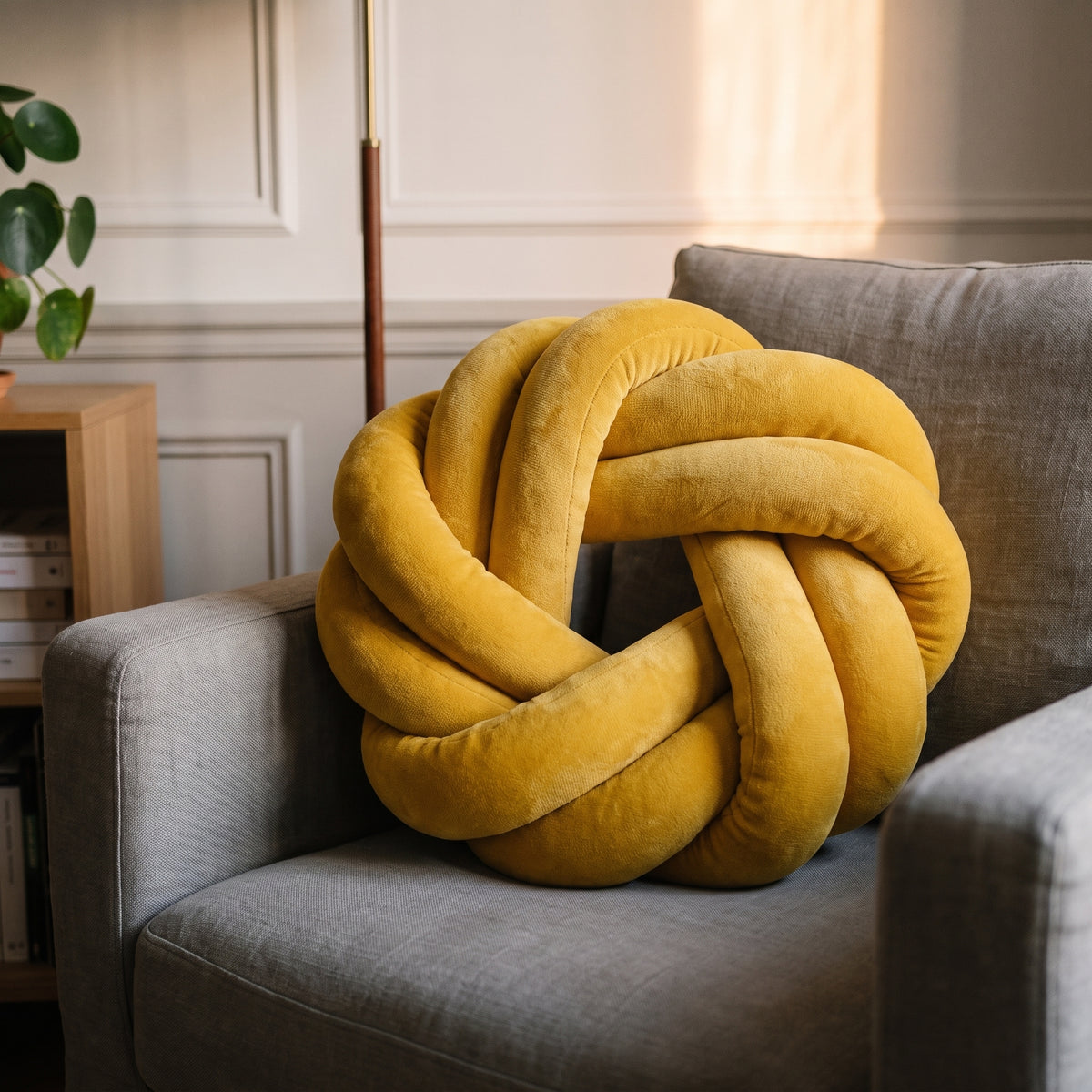 Relief du coussin tressé donut jaune observé en lumière rasante Image