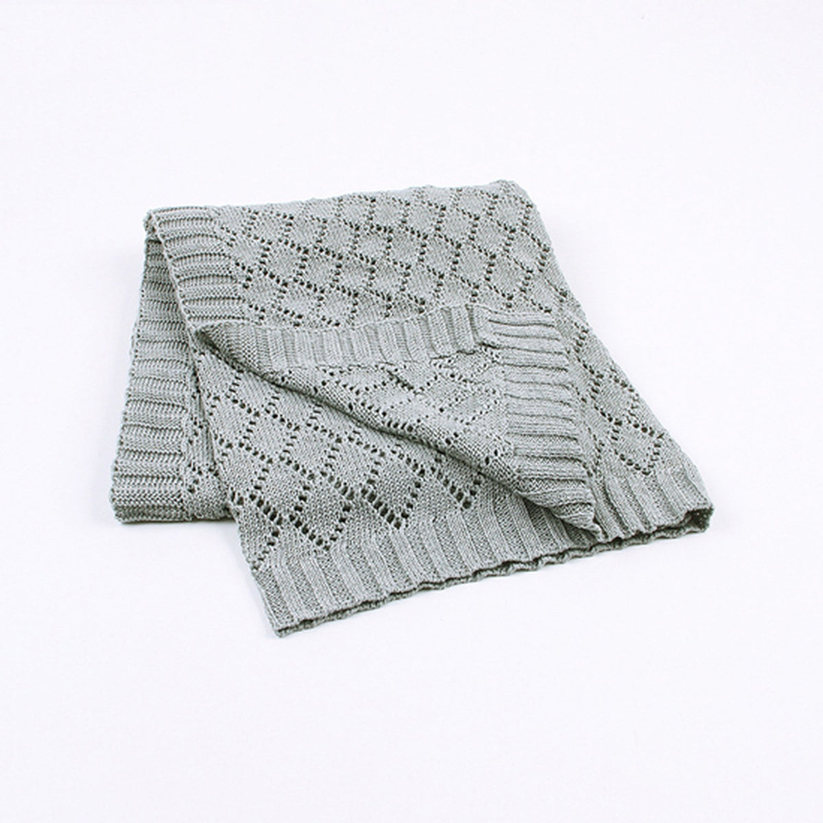 Couverture bébé gris foncé à motif losanges sur fond blanc